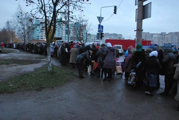 До Плащаниці у Луцьку зійшлися, як на Паску. ФОТО. ВІДЕО