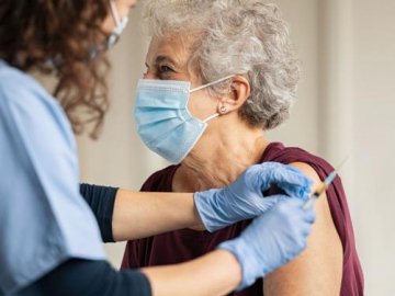 В Україні дозволили робити другу бустерну дозу вакцини від COVID-19 пенсіонерам