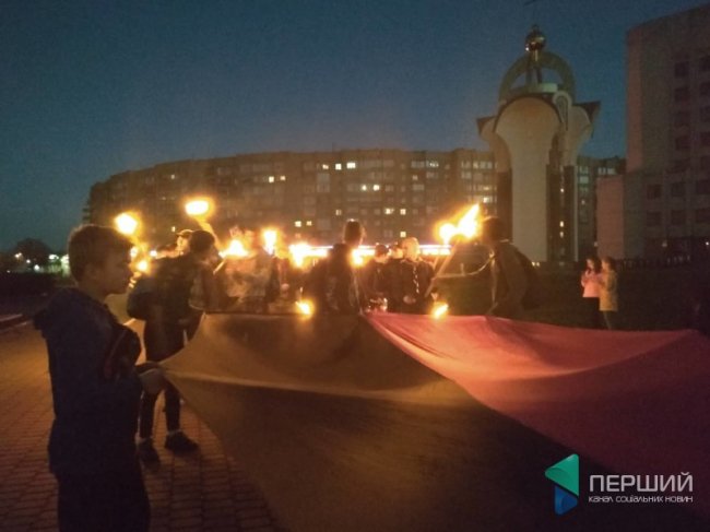 Вогні у нічному місті: у Луцьку  –  смолоскипний хід. ВІДЕО