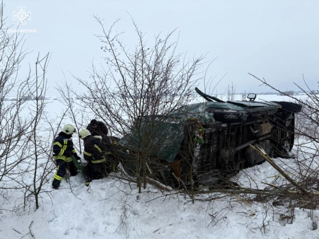 На Волині водійка мікроавтобуса з'їхала в кювет та перекинулася: рятувальники деблокували шістьох людей