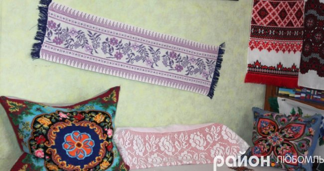 На Волині організували виставку вишитих робіт колишнього вчителя фізики. ФОТО