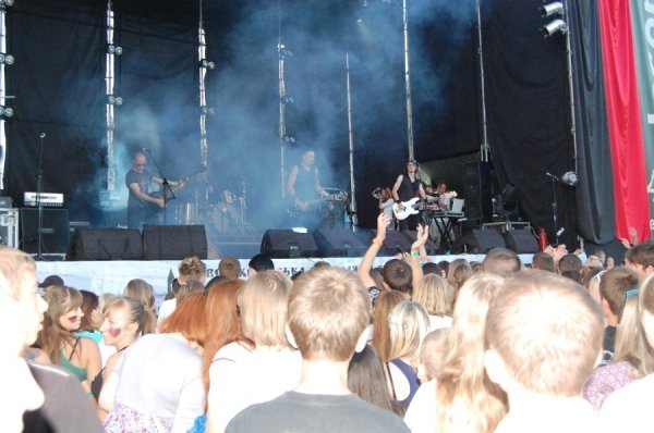 Виступ розпочали улюбленці дівчат - гурт O.Torvald