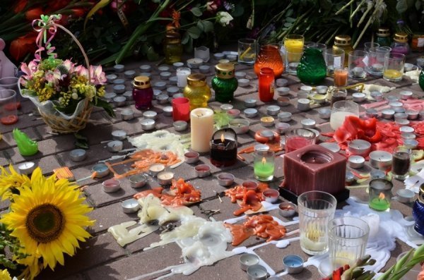 Українці «завалюють» квітами посольсьтво Нідерландів. ФОТО