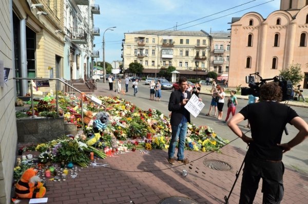 Українці «завалюють» квітами посольсьтво Нідерландів. ФОТО