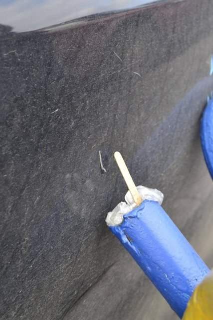 На парковці в Луцьку на машину впав паркан