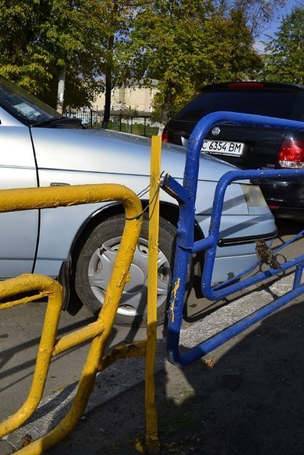 На парковці в Луцьку на машину впав паркан