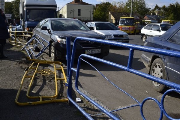 На парковці в Луцьку на машину впав паркан
