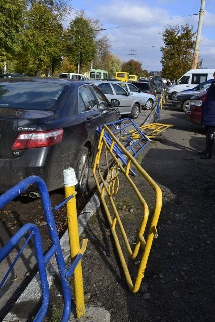 На парковці в Луцьку на машину впав паркан