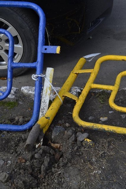 На парковці в Луцьку на машину впав паркан