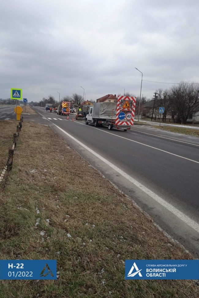 Волинські дорожники взялися латати ями. ФОТО