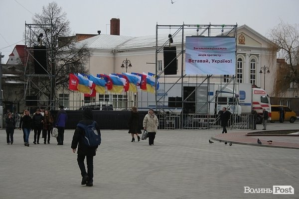 На центральному майдані Луцька готуються до мітингу опозиції. ФОТО