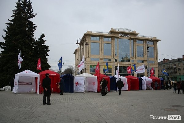 На центральному майдані Луцька готуються до мітингу опозиції. ФОТО