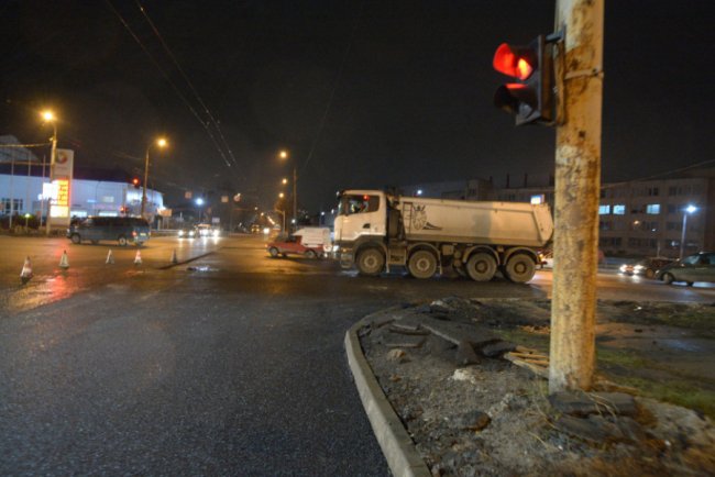 У мережі кепкують з комунальників, які у Луцьку вкладали асфальт у дощ. ФОТО. ВІДЕО