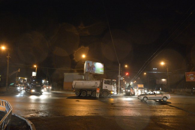 У мережі кепкують з комунальників, які у Луцьку вкладали асфальт у дощ. ФОТО. ВІДЕО