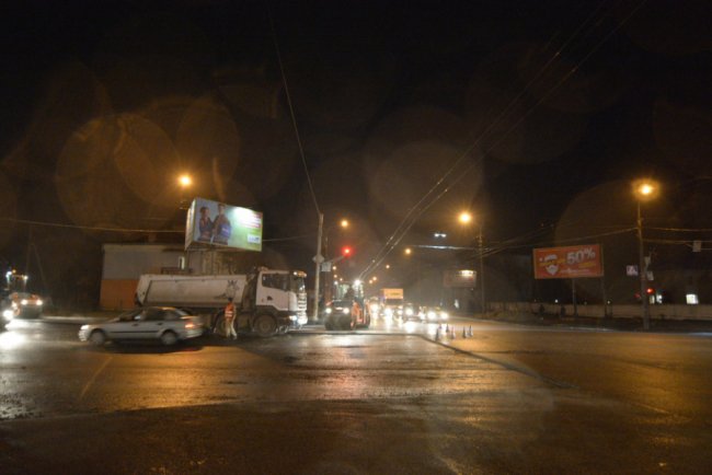 У мережі кепкують з комунальників, які у Луцьку вкладали асфальт у дощ. ФОТО. ВІДЕО