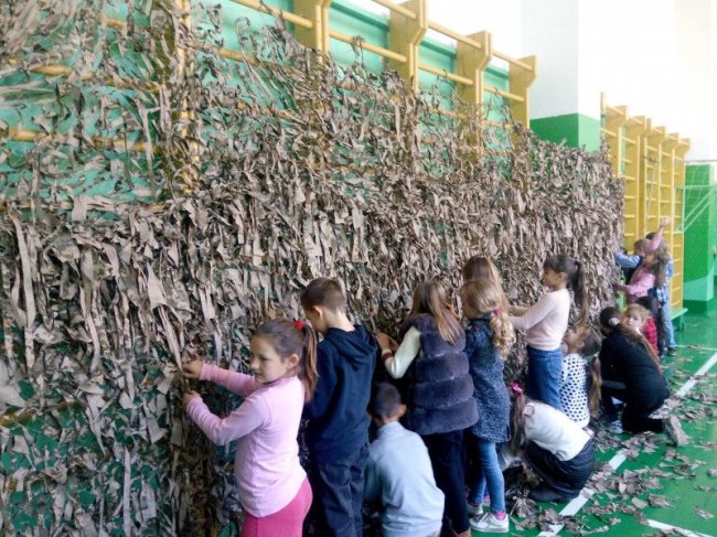 На Волині гімназисти передали воїнам АТО маскувальну сітку