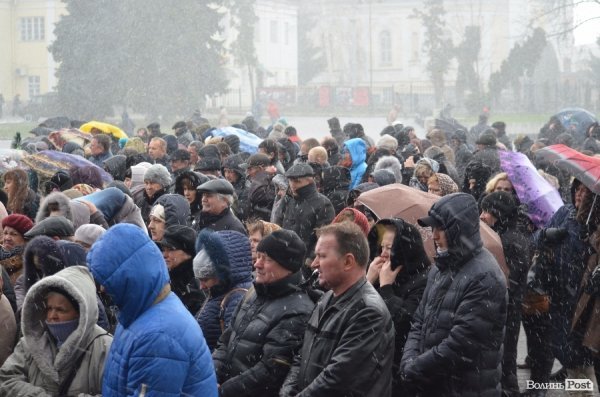 Луцьк попрощався з героєм АТО Віктором Мельничуком. ФОТО 