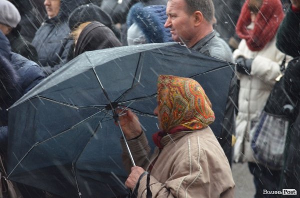 Луцьк попрощався з героєм АТО Віктором Мельничуком. ФОТО 