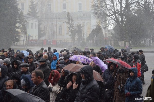 Луцьк попрощався з героєм АТО Віктором Мельничуком. ФОТО 