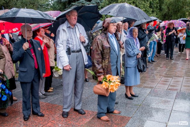 Скорбота і квіти: у Луцьку вшанували жертв війни. ФОТО