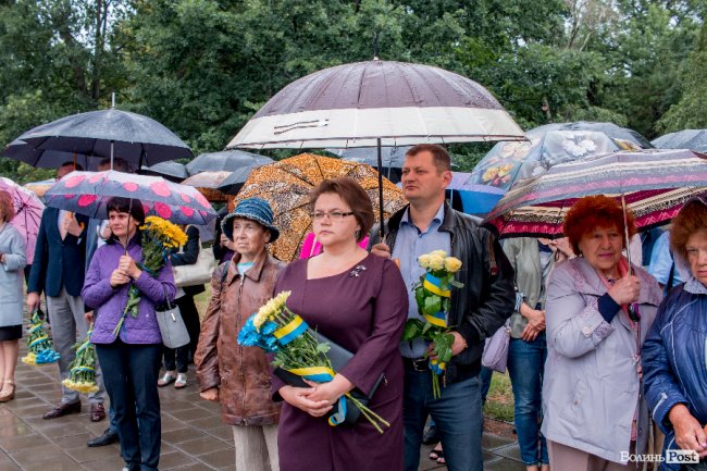 Скорбота і квіти: у Луцьку вшанували жертв війни. ФОТО