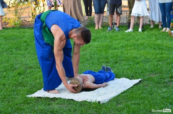 Гопак на битому склі: у Луцьку козачата показали елементи козацького характерництва. ФОТО. ВІДЕО