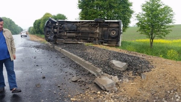 На Волині перекинувся мікроавтобус з людьми. ФОТО