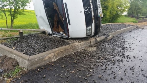 На Волині перекинувся мікроавтобус з людьми. ФОТО