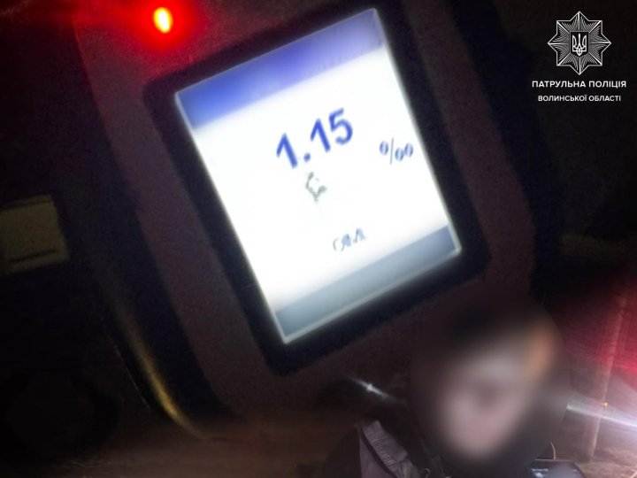 Здійснювала небезпечні маневри: у Луцьку вночі затримали п'яну жінку на самокаті