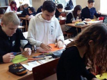 Луцькі школярі передали людям, які проживають в геріатричному пансіонаті, власноруч зроблені вітальні листівки 