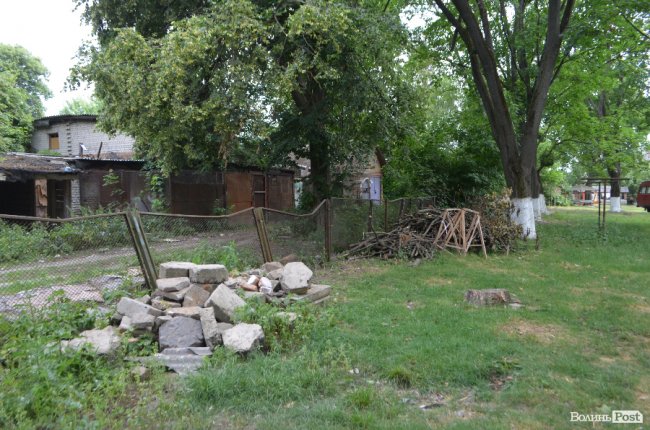 Тушки ворон і курячий послід: лучанин нарікає на безлад поблизу гуртожитків. ФОТО