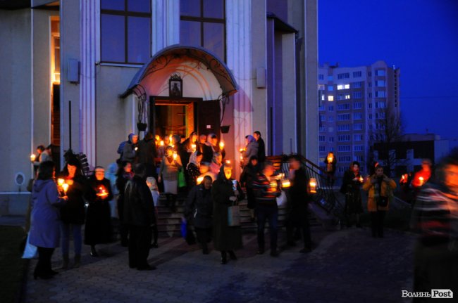 Чистий четвер: сотні лучан понесли додому вогонь. ФОТО