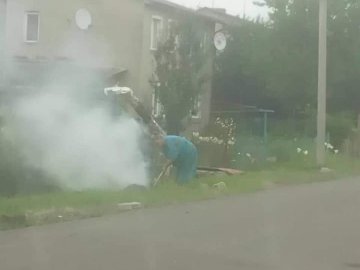 Хотіла спалити сухе гілля: лучанку покарали за розведення багаття у місті. ФОТО