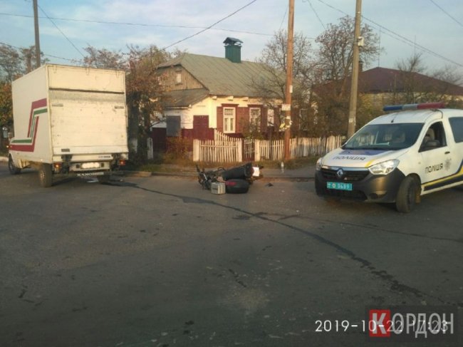 У місті на Волині зіткнулись вантажівка та мотоцикліст: водій останнього – у лікарні