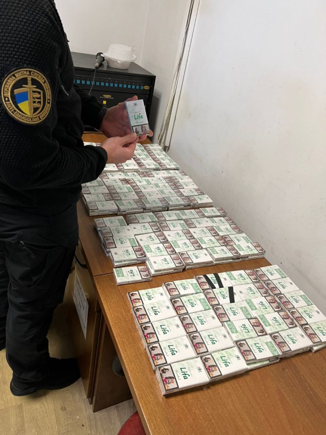 Чере «Ягодин» волинянин намагався перевезти в Польщу 20 блоків сигарет «на собі»