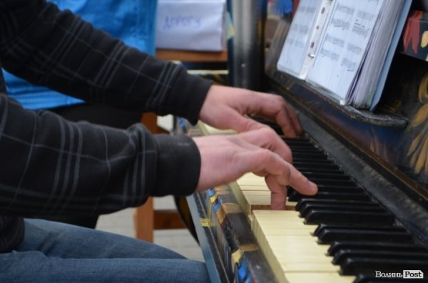 «Піаніст-екстреміст» грав у цертрі Луцька на революційному піаніно. ФОТО. ВІДЕО