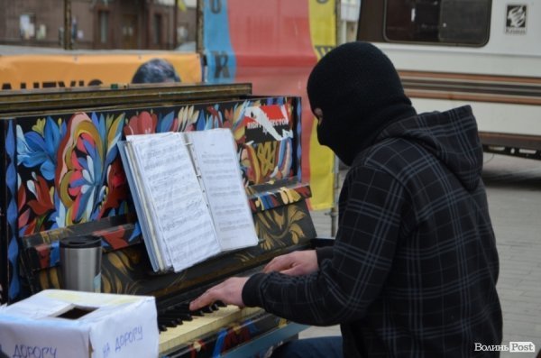 «Піаніст-екстреміст» грав у цертрі Луцька на революційному піаніно. ФОТО. ВІДЕО