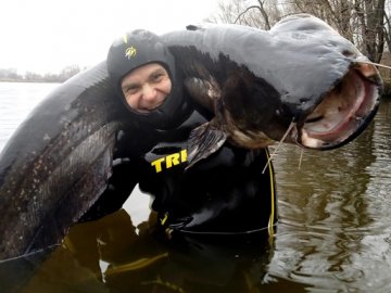 У Дніпрі спіймали 50-кілограмовго сома