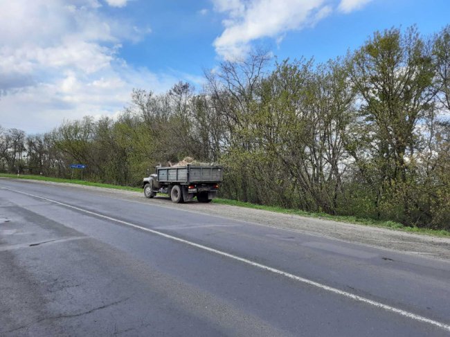 Біля дороги неподалік Луцька викинули купу сміття. ФОТО
