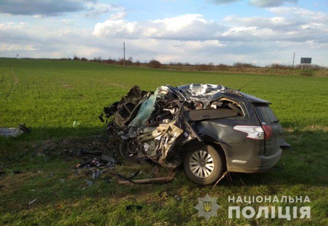 У спричиненні аварії, в якій загинув чоловік з двома дітьми, підозрюють водія вантажівки: його затримали