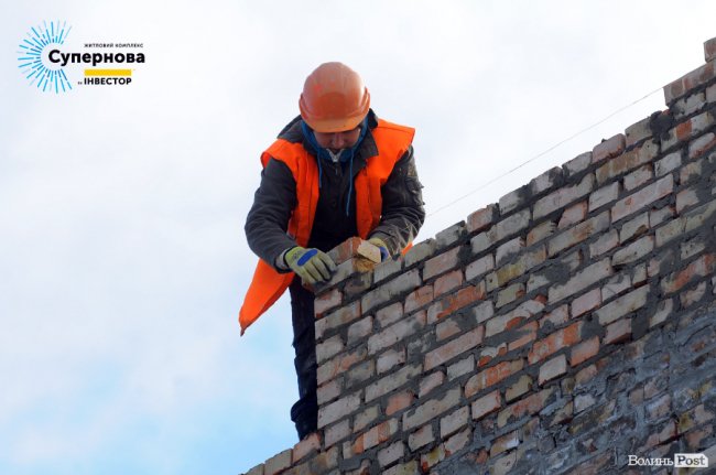 На луцькому ЖК «Супернова» зводять одночасно 5 будинків. ФОТО