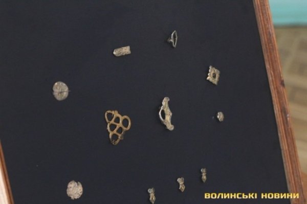 Показали срібний скарб, знайдений під Луцьком. ФОТО