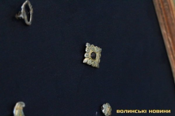 Показали срібний скарб, знайдений під Луцьком. ФОТО