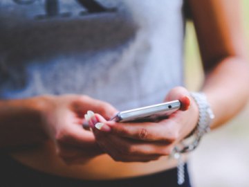 Лучанка вкрала з аптеки мобільний телефон