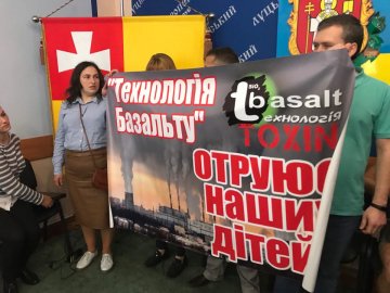 Нас труять: люди вимагають розібратися із заводом-«бомбою» біля Луцька