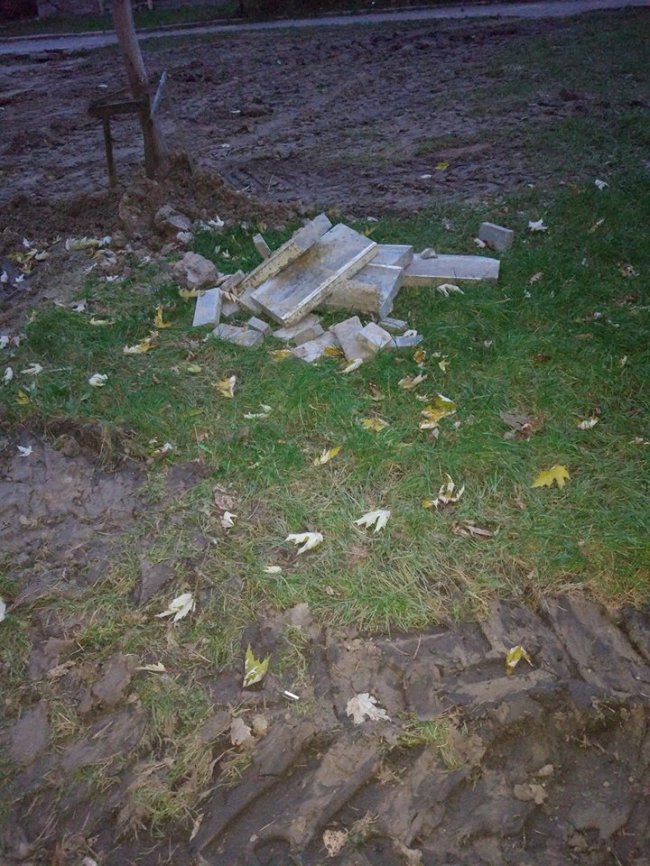 У Луцьку «тепловики» зруйнували пішохідну доріжку