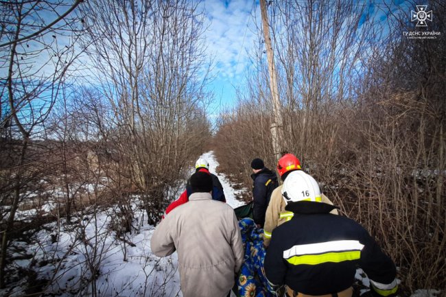 На Хмельниччині рятувальники 1,5 км несли на ношах хвору жінку до «швидкої»