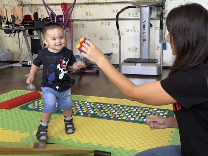 Через пологову травму не міг стояти на ногах: історія хлопчика з Волині, який вчиться ходити