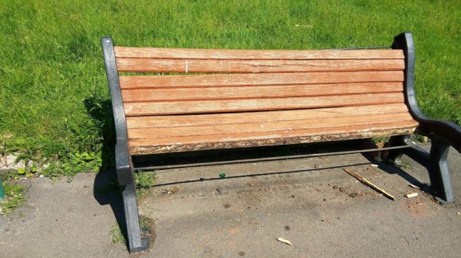 У Володимирі невідомі поламали лавку. ФОТО