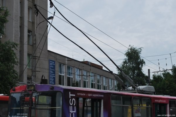 У центрі Луцька «горів» тролейбус. ФОТО